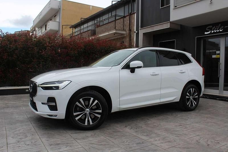 Usata Volvo XC60 Momentum 197 CV (144 kW) 2021 Bianco SUV