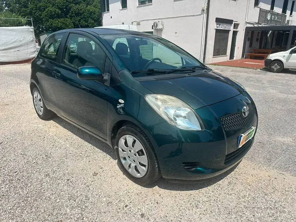 Usata Toyota Yaris Sol 69 CV (50 kW) 2006 Verde Utilitaria