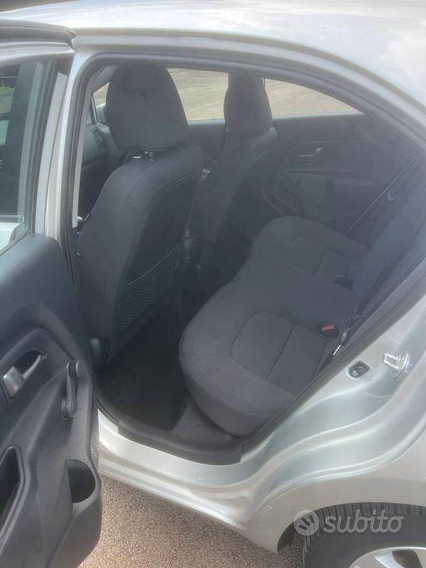 Usata Kia Rio 84 CV (61 kW) 2014 Grigio Berlina