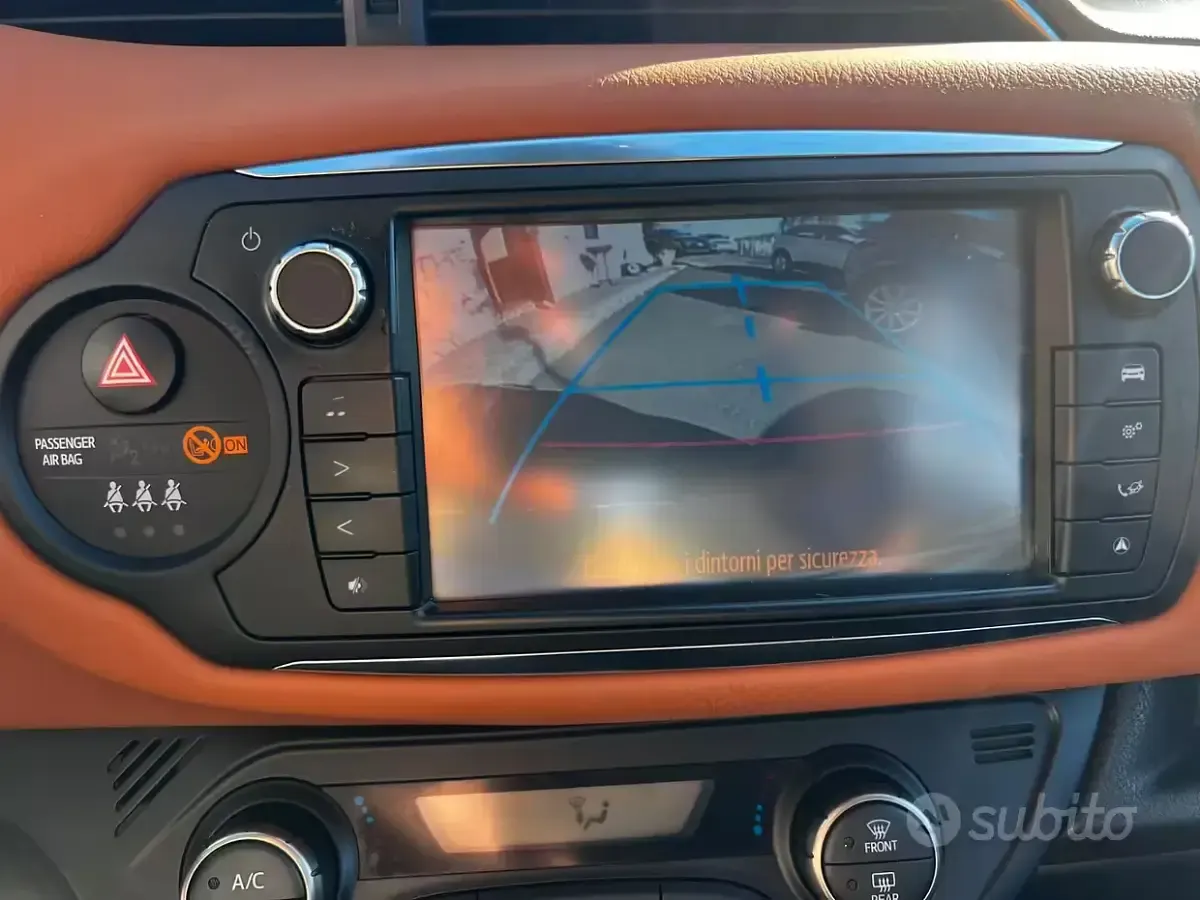Usata Toyota Yaris Lounge 90 CV (66 kW) 2015 Grigio Utilitaria