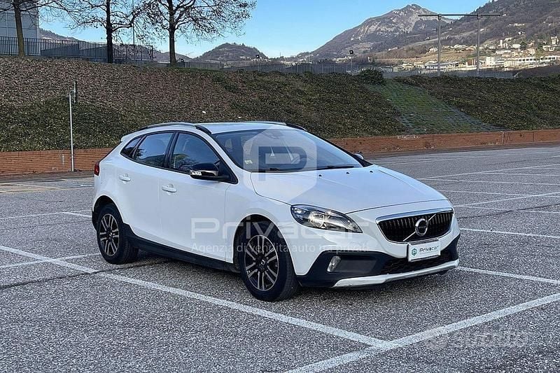 Usata Volvo V40 Momentum 120 CV (88 kW) 2017 Bianco Utilitaria