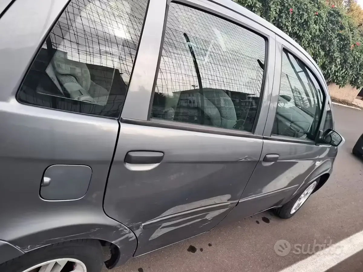 Usata Fiat Idea 70 CV (51 kW) 2005 Grigio Monovolume