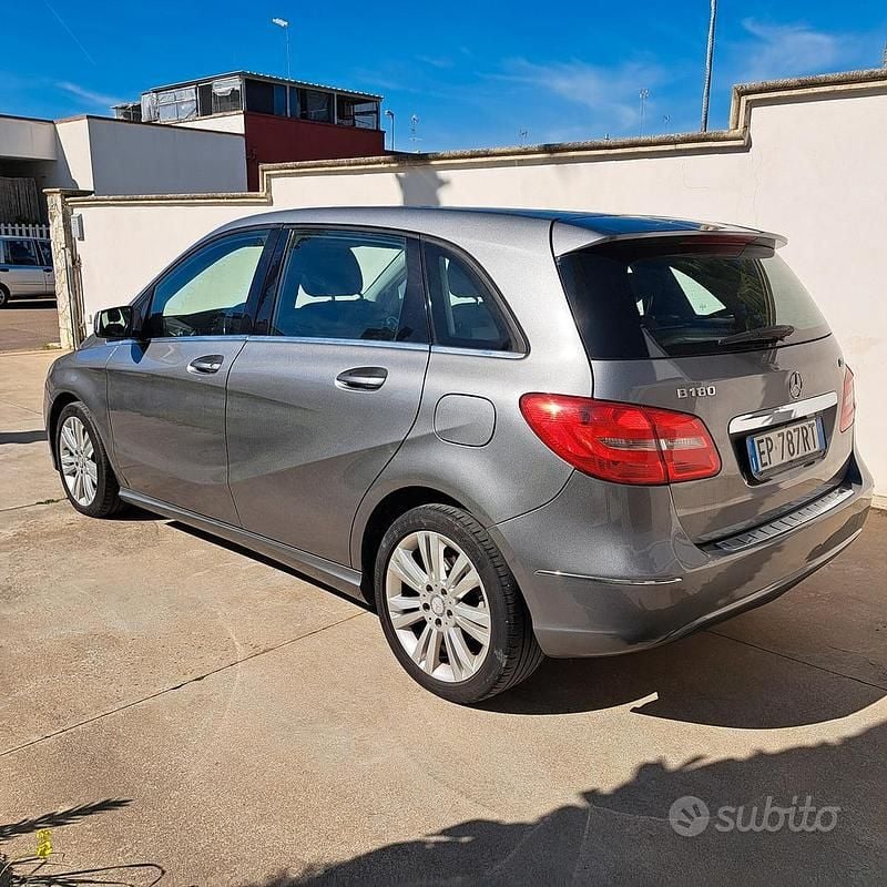 Usata Mercedes B180 108 CV (79 kW) 2013 Grigio Monovolume