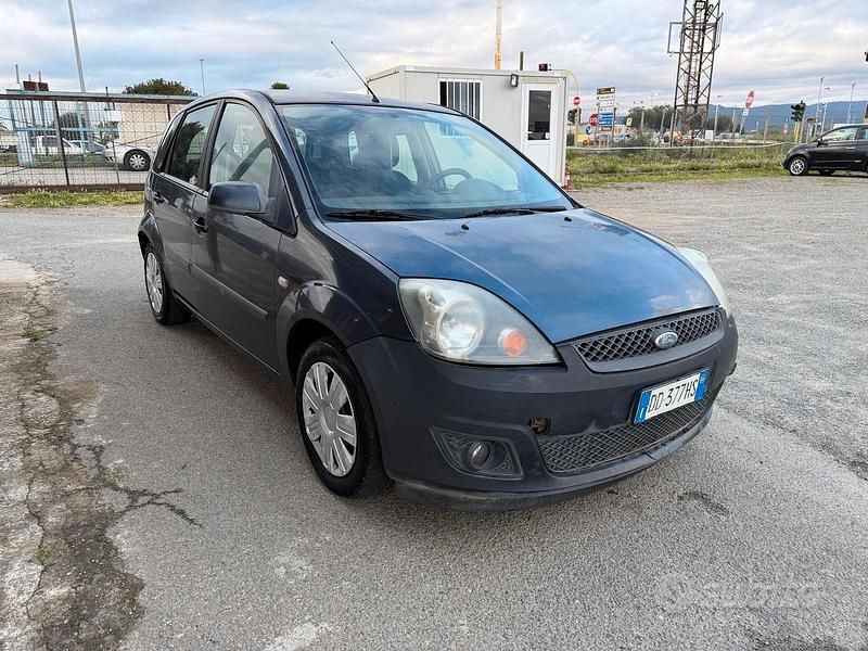 Usado Ford Fiesta 68 HP (50 kW) 2006 Cinzento Citadino