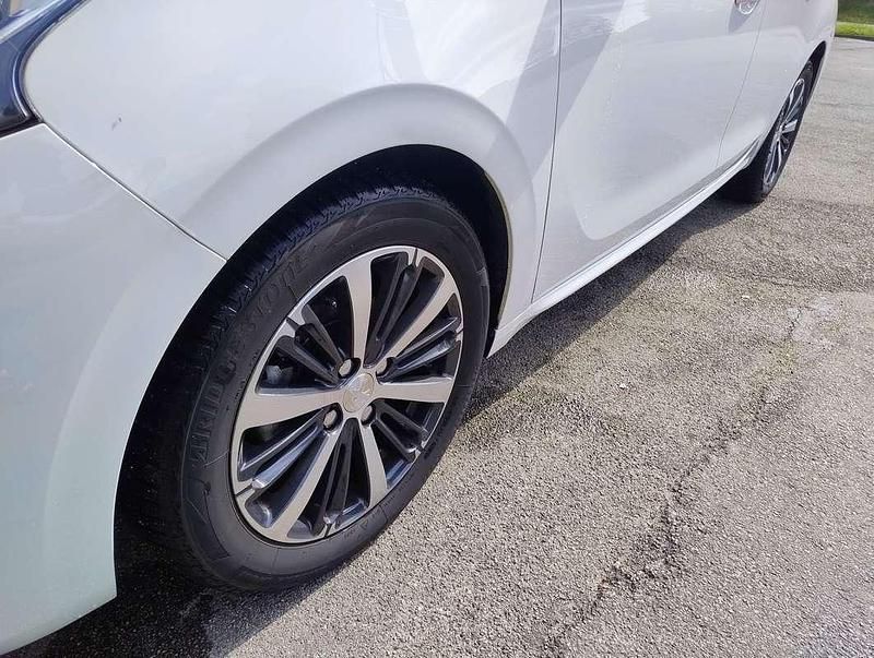Usata Peugeot 208 Allure 75 CV (55 kW) 2017 Utilitaria