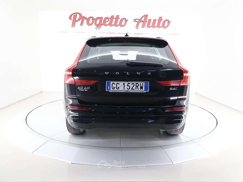 Usata Volvo XC60 Momentum 197 CV (144 kW) 2021 Onyx black metallizzato SUV