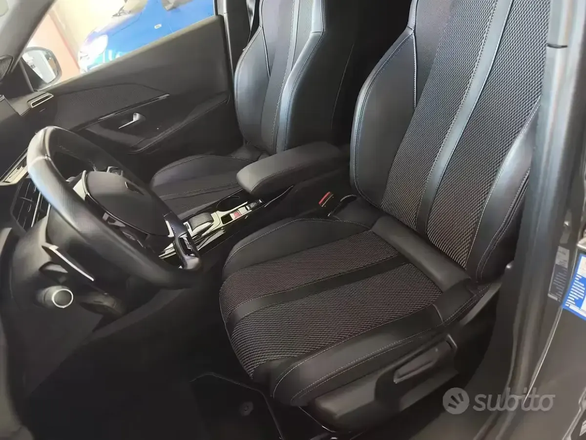 Usata Peugeot 2008 GT 130 CV (95 kW) 2023 Grigio SUV