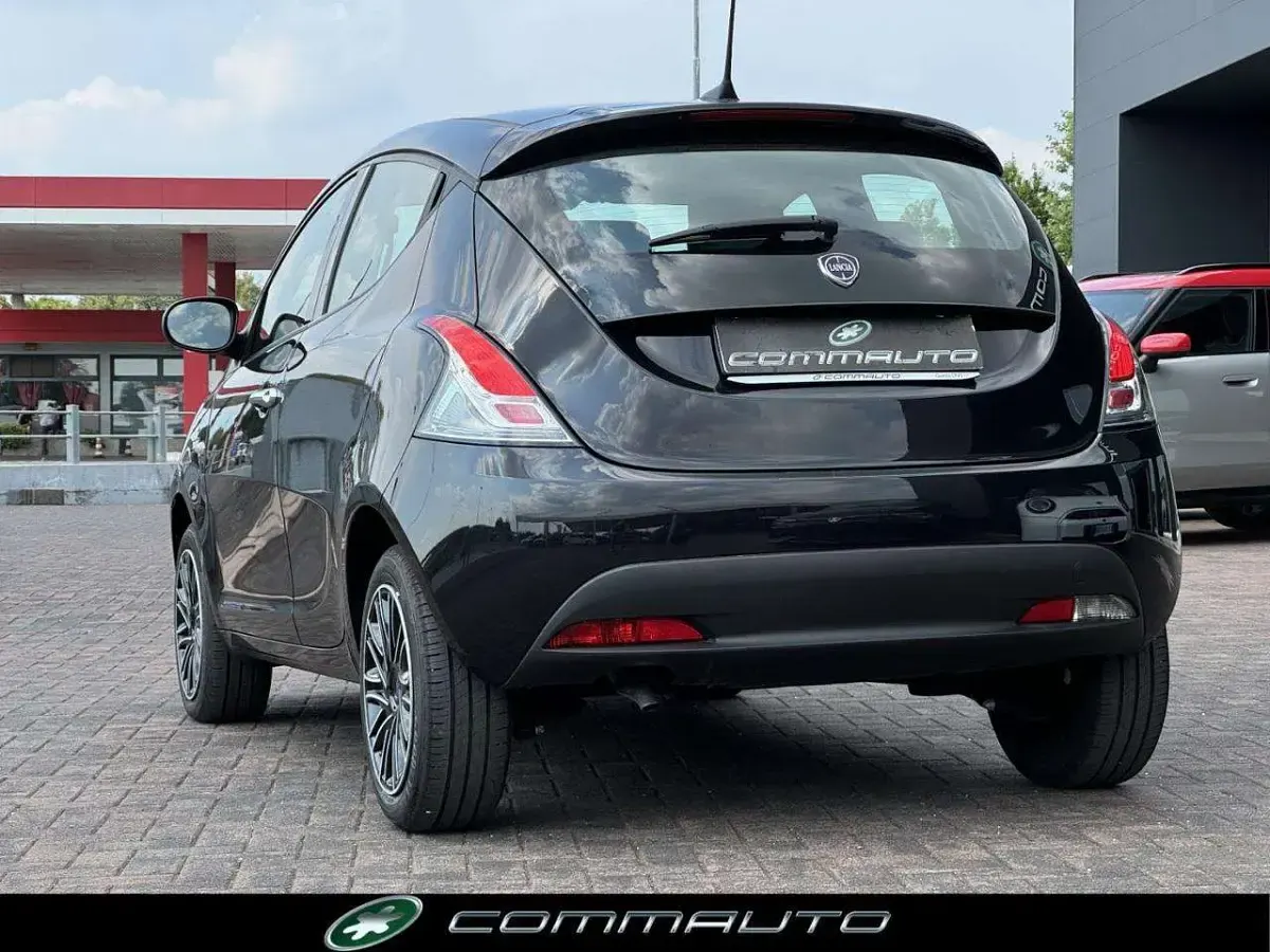 Usata Lancia Ypsilon Gold 69 CV (50 kW) 2024 Nero Utilitaria