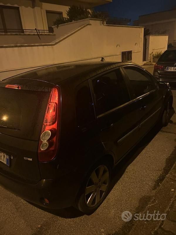 Usata Ford Fiesta 73 CV (53 kW) 2006 Nero Utilitaria