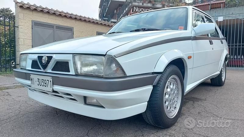 Usata Alfa Romeo 75 148 CV (108 kW) 1991 Bianco Berlina