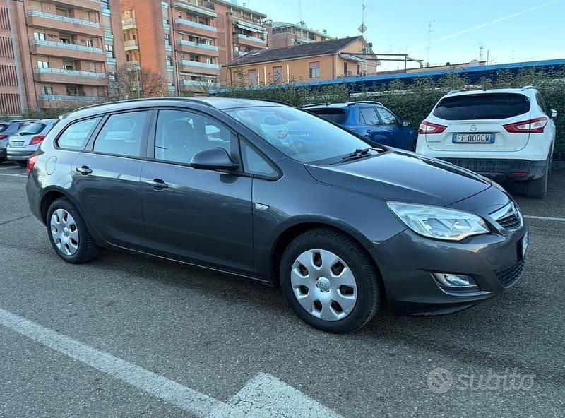 Usata Opel Astra 100 CV (73 kW) 2011 Grigio Station wagon