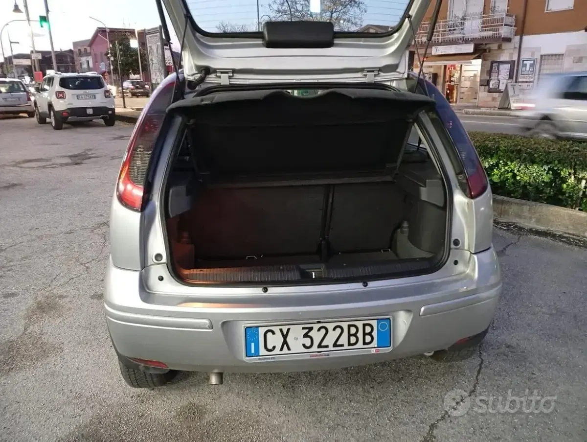 Usata Opel Corsa Enjoy 69 CV (50 kW) 2005 Grigio Utilitaria