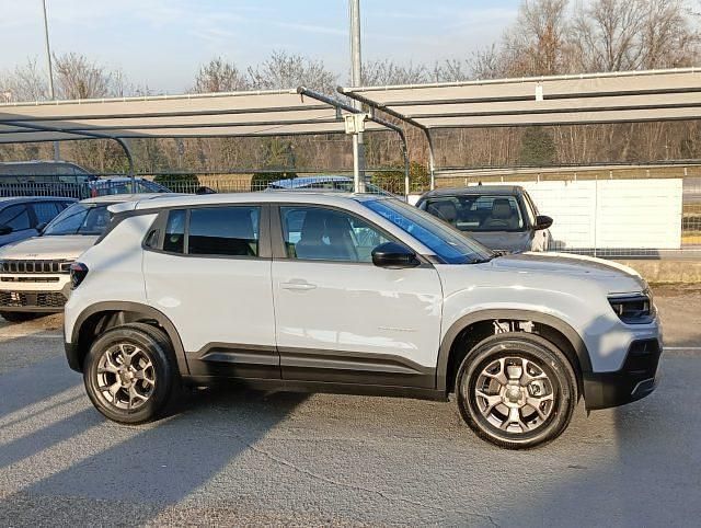Nuova Jeep Avenger Longitude Plus 110 CV (80 kW) 2025 Grigio SUV