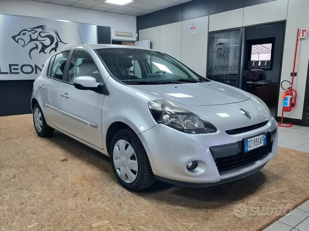 Usata Renault Clio II Dynamique 72 CV (52 kW) 2009 Grigio Berlina