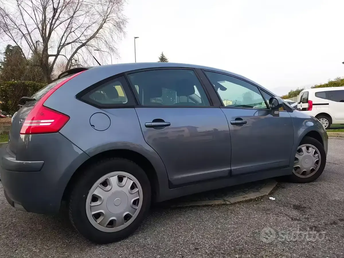Usado Citroën C4 88 CV (64 kW) 2006 Gris Berlina