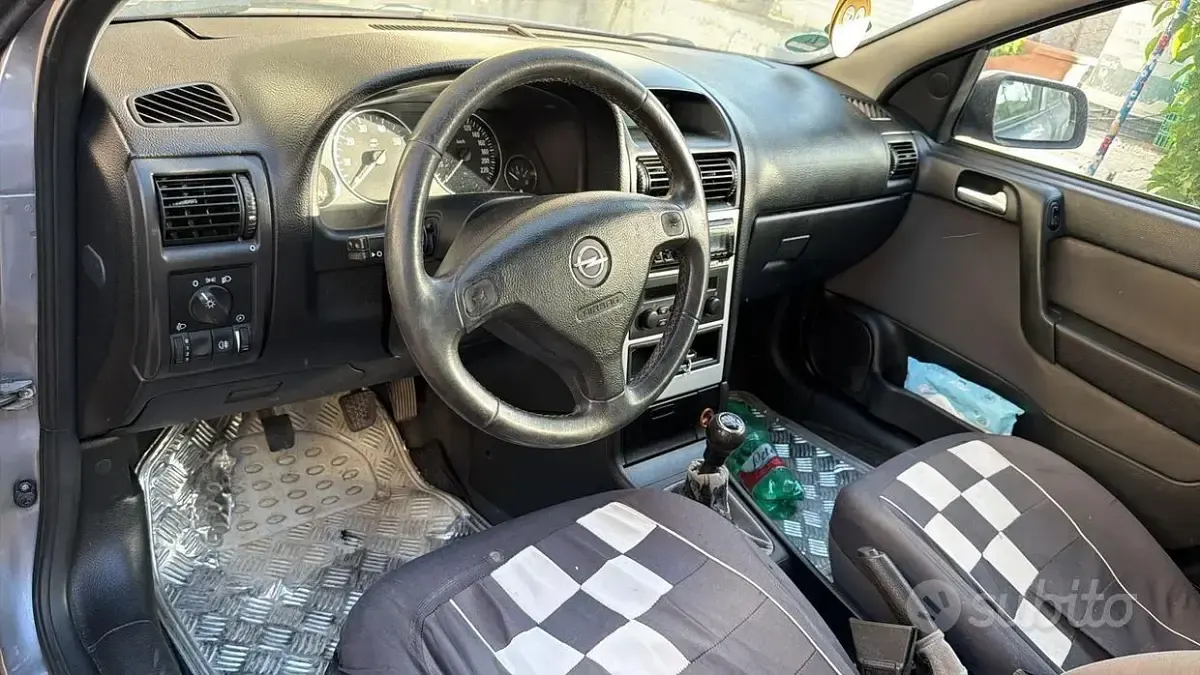 Usata Opel Astra Elegance 101 CV (74 kW) 2003 Grigio Berlina