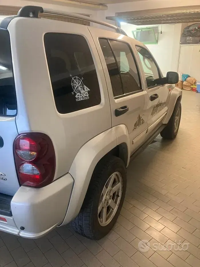 Usata Jeep Cherokee 163 CV (119 kW) 2006 Grigio SUV