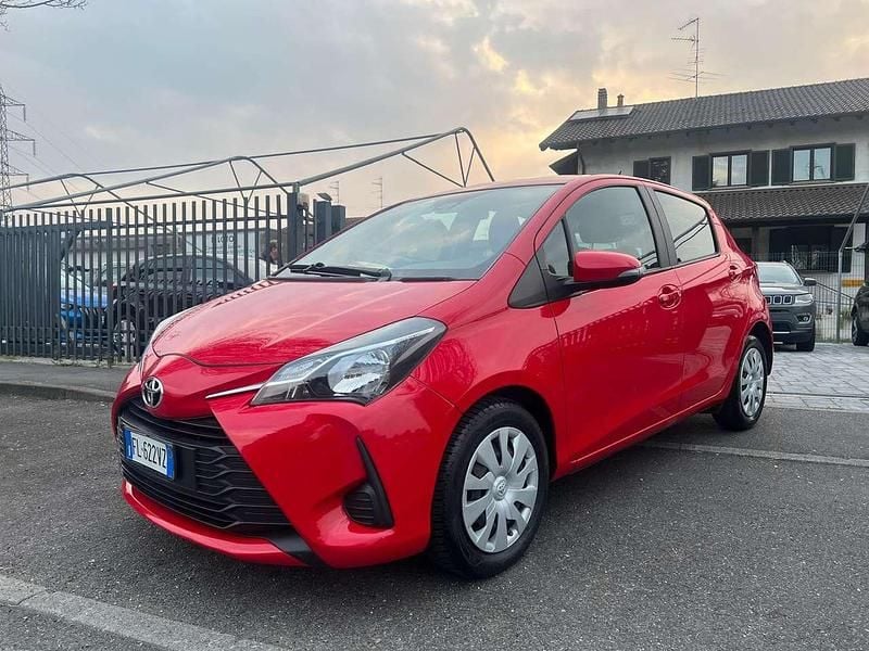 Usata Toyota Yaris Active 69 CV (50 kW) 2017 Rosso Berlina