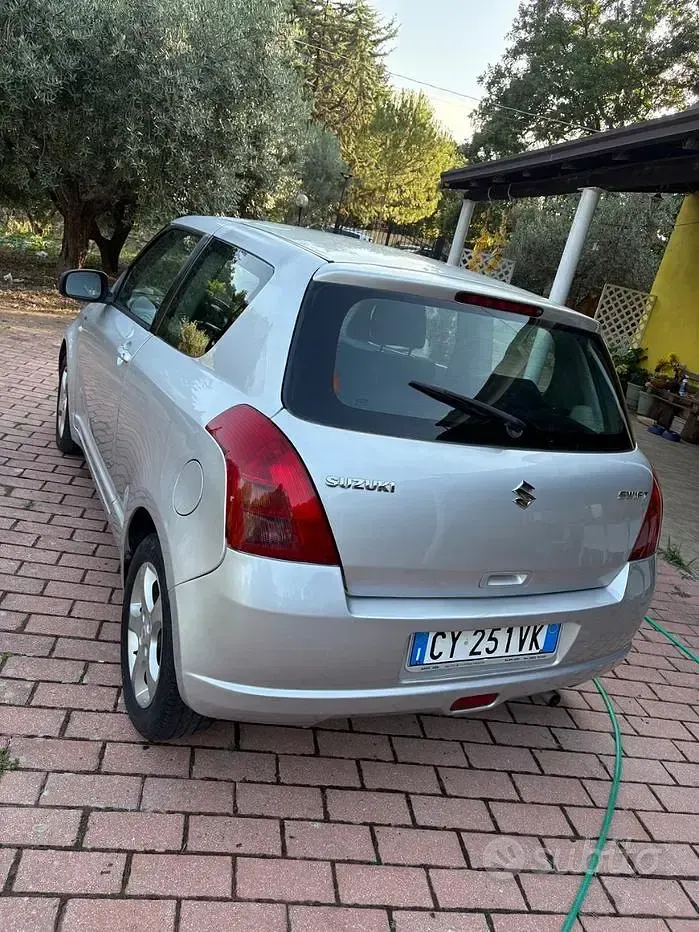 Usata Suzuki Swift 95 CV (69 kW) 2005 Grigio Utilitaria