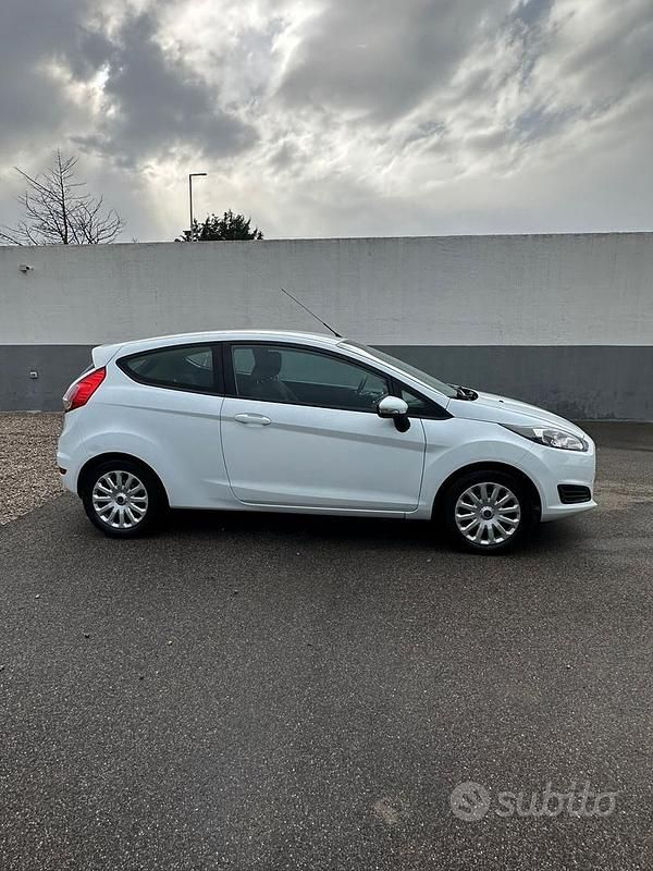 Usata Ford Fiesta 80 CV (58 kW) 2014 Bianco Utilitaria