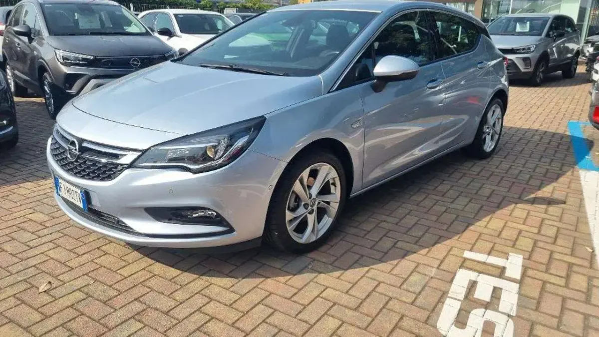 Usata Opel Astra Dynamic 105 CV (77 kW) 2017 Azzurro Berlina