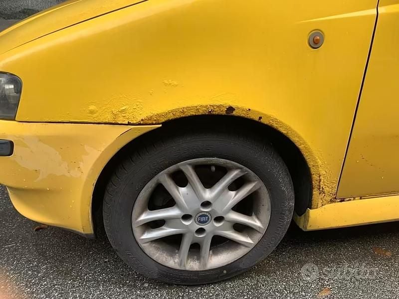 Usata Fiat Punto 80 CV (58 kW) 2000 Giallo Utilitaria