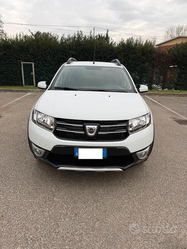 Bianco Usata 2016 Dacia Sandero Stepway Tre volumi | 7300 € (Buon prezzo) - Immagine 1/4