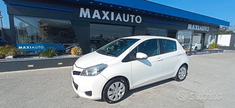 Usata Toyota Yaris 69 CV (50 kW) 2013 Bianco Utilitaria