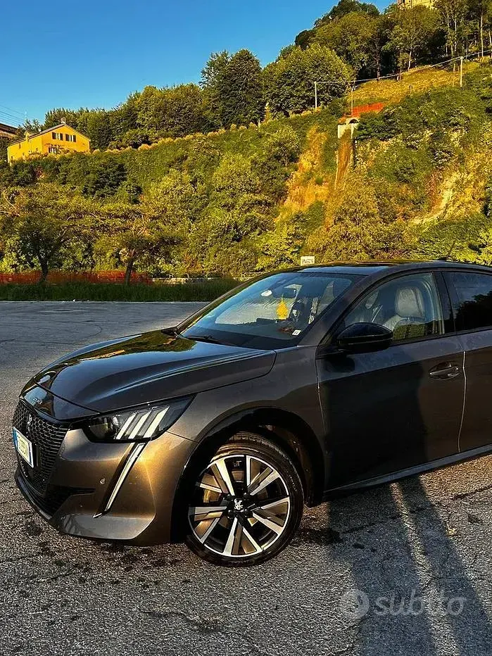 Usata Peugeot 208 GT-line 101 CV (74 kW) 2020 Grigio Utilitaria