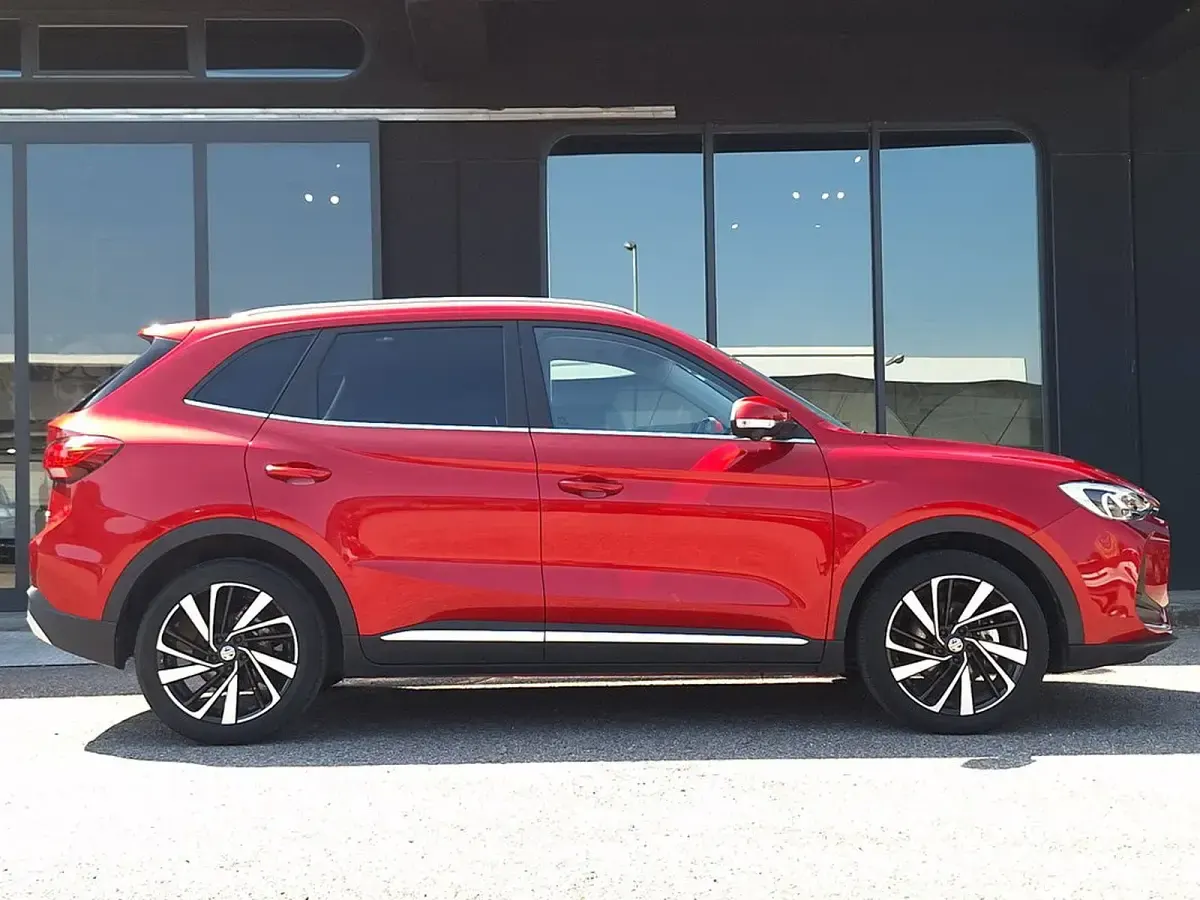 Usata MG ZS Luxury 197 CV (144 kW) 2025 Rosso SUV