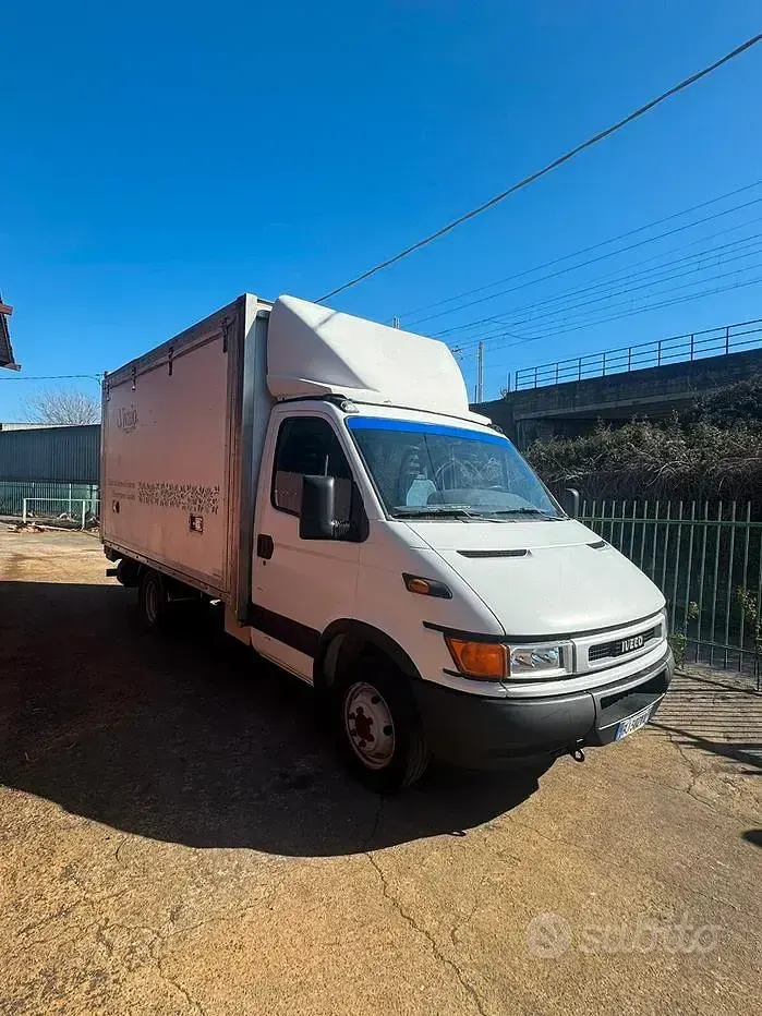 Usata Iveco Daily 125 CV (91 kW) 2004 Bianco Berlina