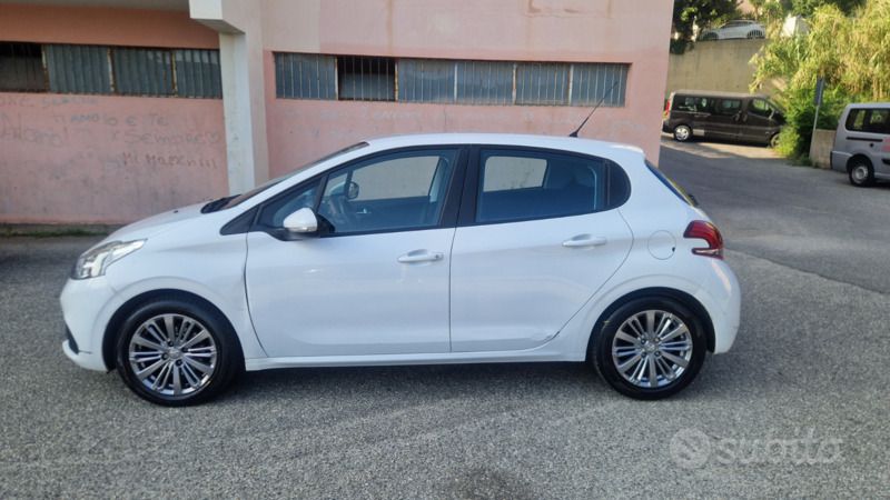Bianco Usata 2016 Peugeot 208 Due volumi | 5200 € (Super prezzo) - Immagine 1/4