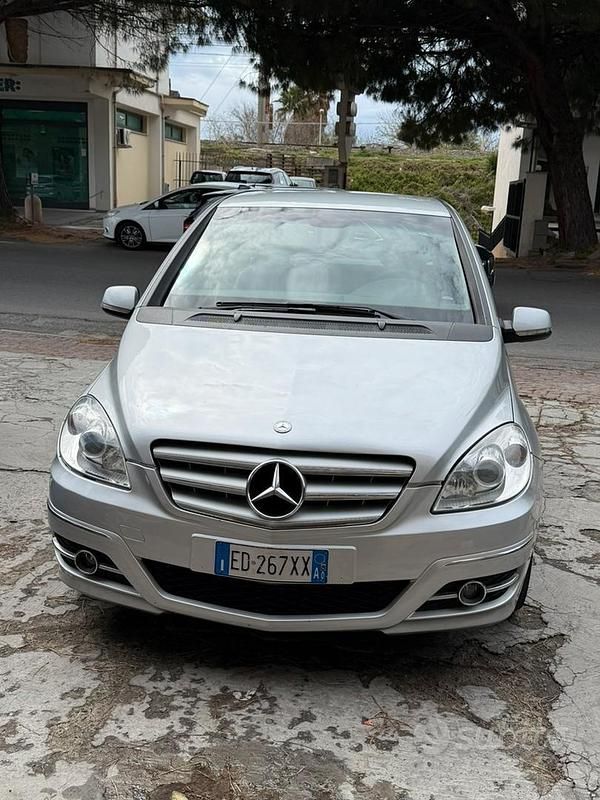 Usata Mercedes B200 140 CV (102 kW) 2011 Grigio Monovolume