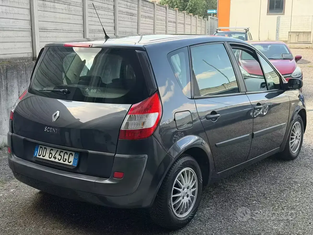 Usata Renault Scénic II 111 CV (81 kW) 2006 Bluazzurro Monovolume
