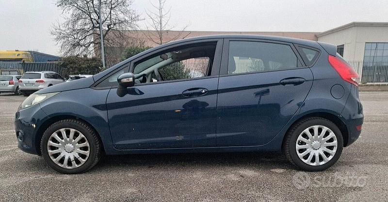 Usata Ford Fiesta Titanium 82 CV (60 kW) 2010 Blu Utilitaria