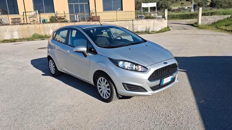 Usata Ford Fiesta 75 CV (55 kW) 2017 Argento Berlina