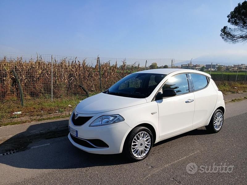 Usata Lancia Ypsilon Platinum 95 CV (69 kW) 2016 Bianco Utilitaria