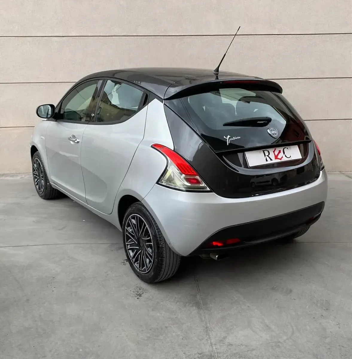 Usata Lancia Ypsilon 69 CV (50 kW) 2014 Argento Utilitaria