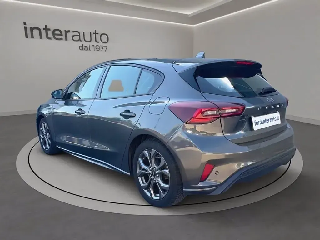 Usata Ford Focus ST-Line 120 CV (88 kW) 2022 Magnetic grey Berlina