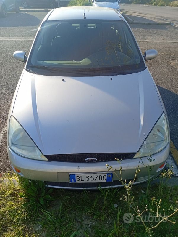 Usata Ford Focus Zetec 100 CV (73 kW) 2000 Grigio Berlina