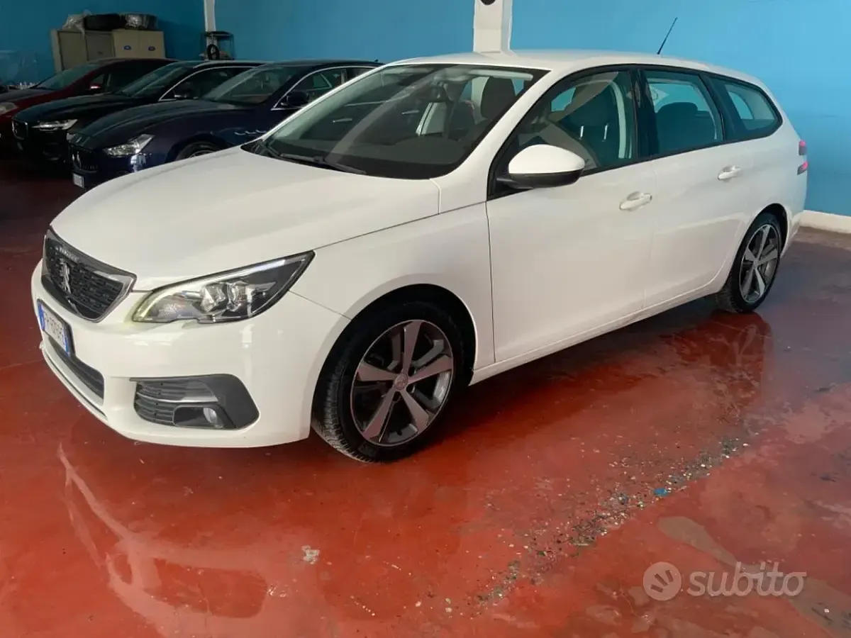 Usado Peugeot 308 Active 99 CV (72 kW) 2018 Blanco Familiar