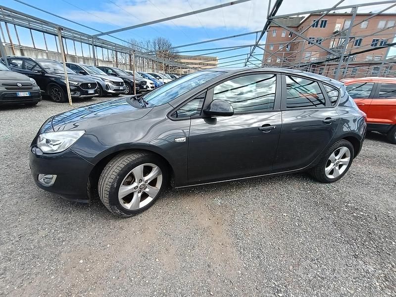 Usata Opel Astra 110 CV (80 kW) 2012 Grigio Berlina