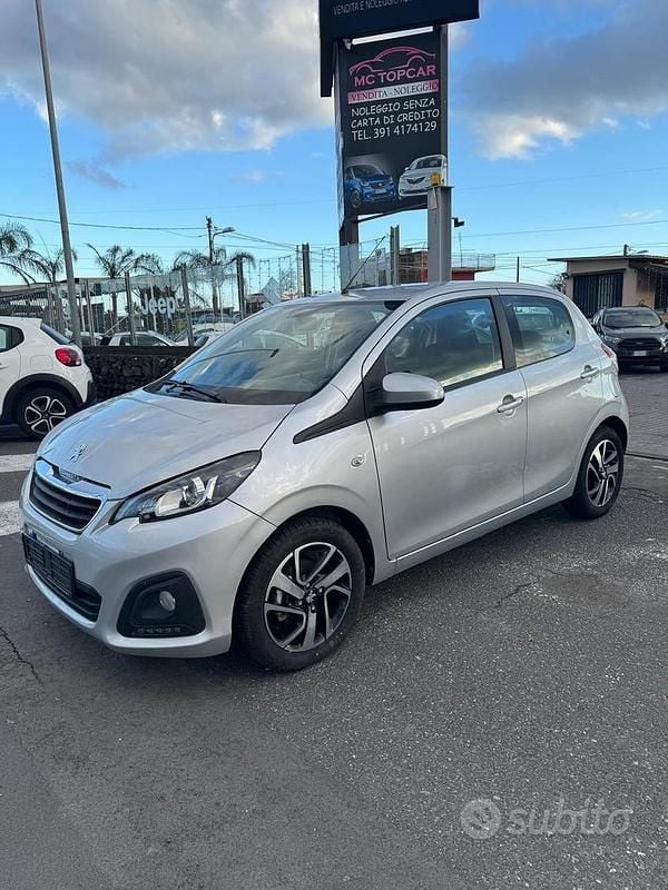 Grigio Usata 2021 Peugeot 108 Allure Tre volumi | 9499 € (Ottimo prezzo) - Immagine 1/4