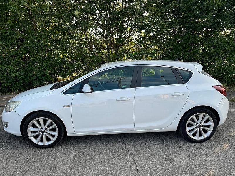 Bianco Usata 2011 Opel Astra Cosmo Tre volumi | 5100 € (Molto cara) - Immagine 1/4