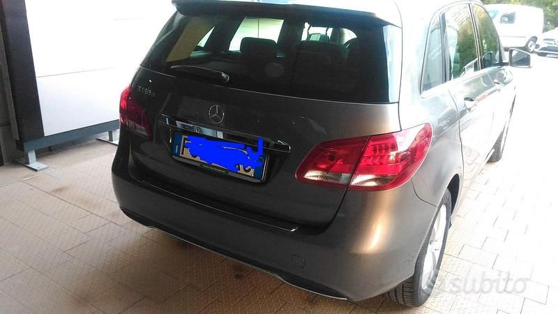 Usata Mercedes B180 Business 109 CV (80 kW) 2017 Grigio Utilitaria