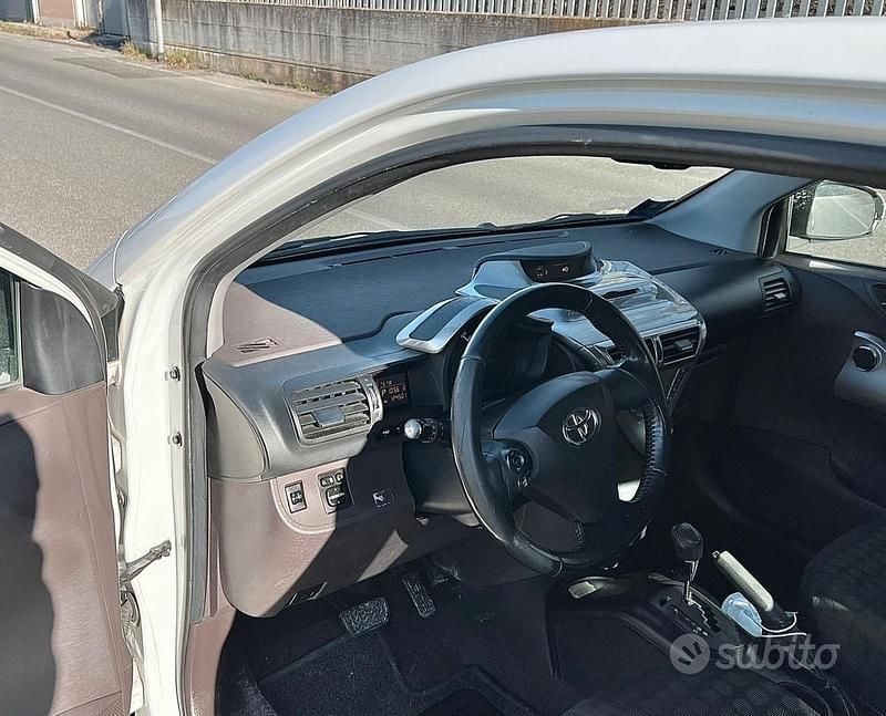 Usata Toyota iQ 68 CV (50 kW) 2011 Bianco Utilitaria