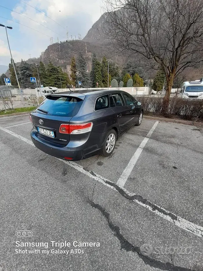 Usata Toyota Avensis 150 CV (110 kW) 2009 Grigio Station wagon