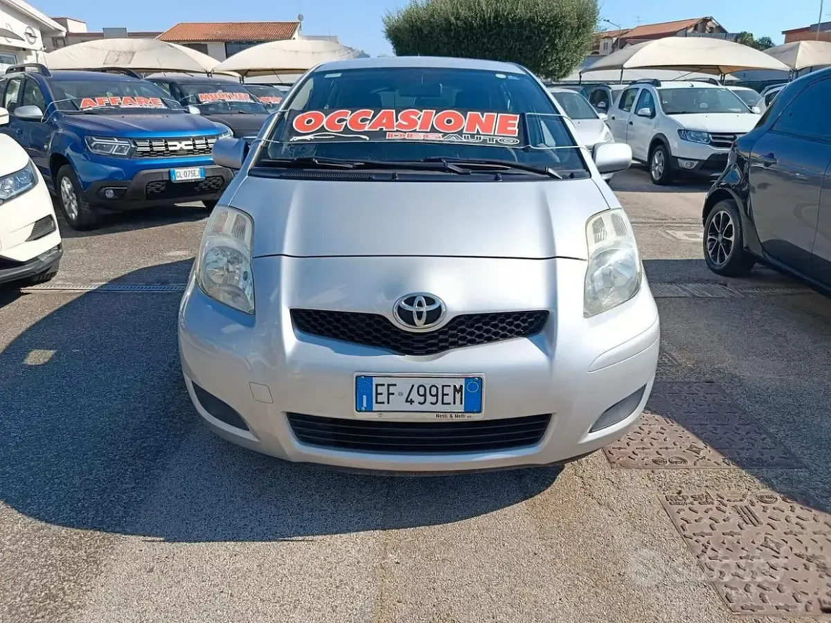 Usata Toyota Yaris Sol 69 CV (50 kW) 2011 Grigio Utilitaria