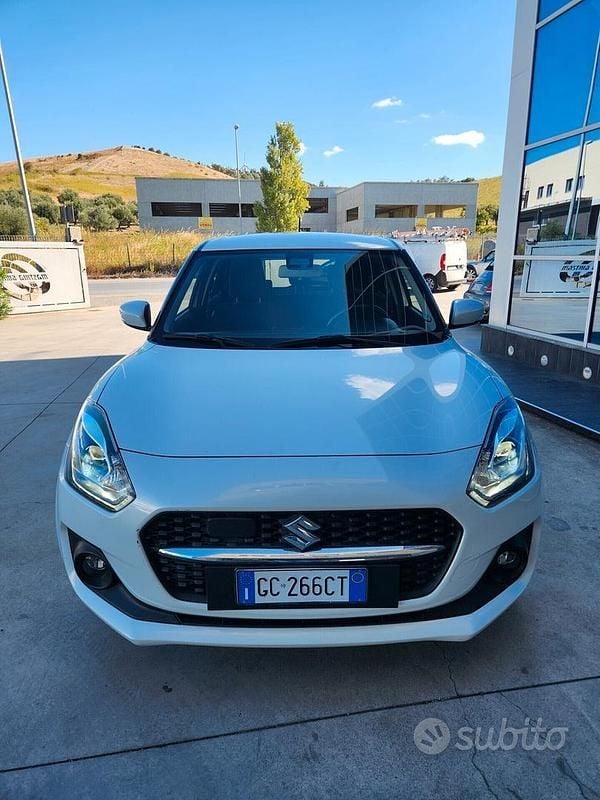 Bianco Usata 2020 Suzuki Swift Due volumi | 12.000 € (Buon prezzo) - Immagine 1/4