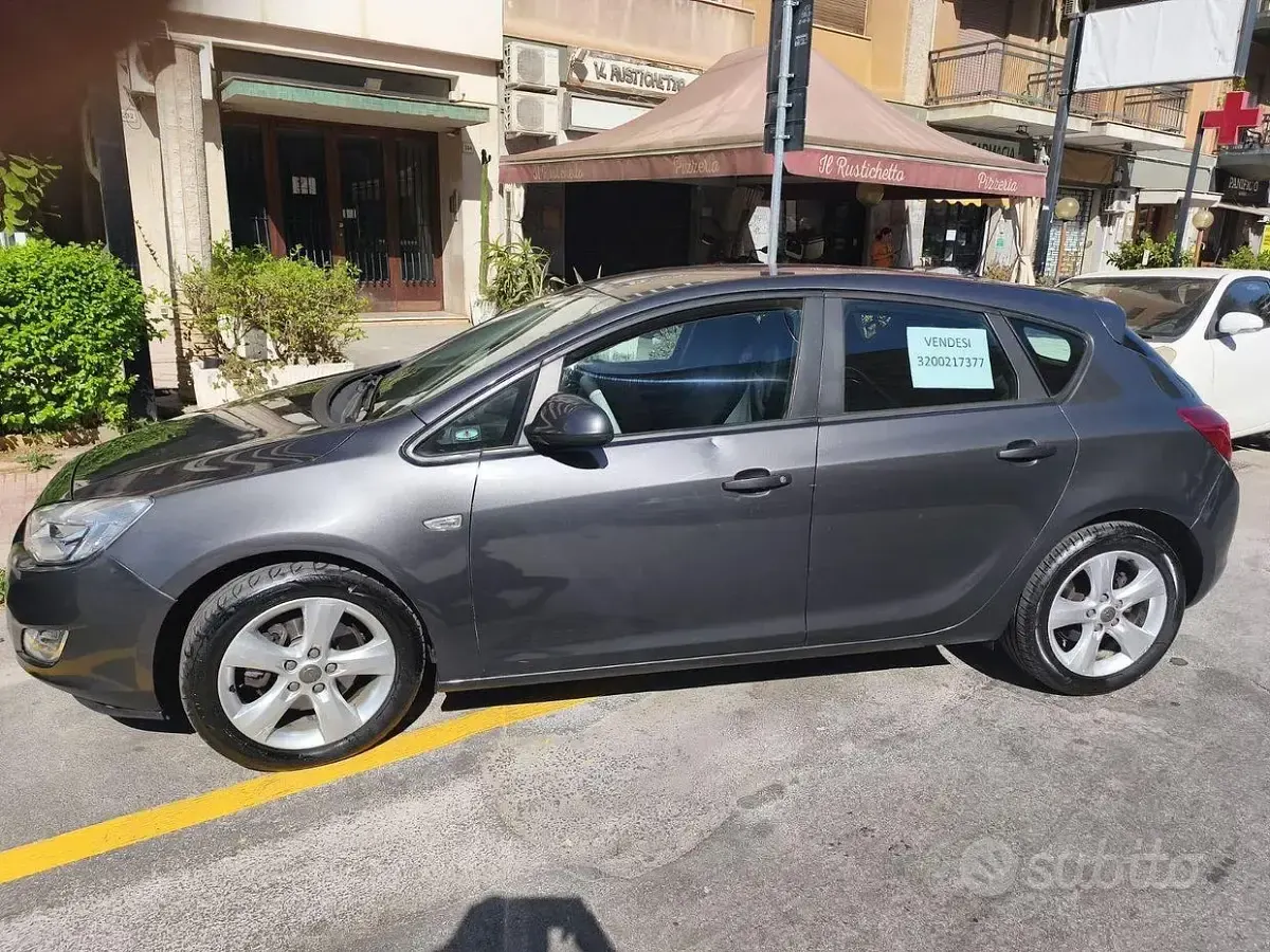 Usata Opel Astra 110 CV (80 kW) 2012 Berlina